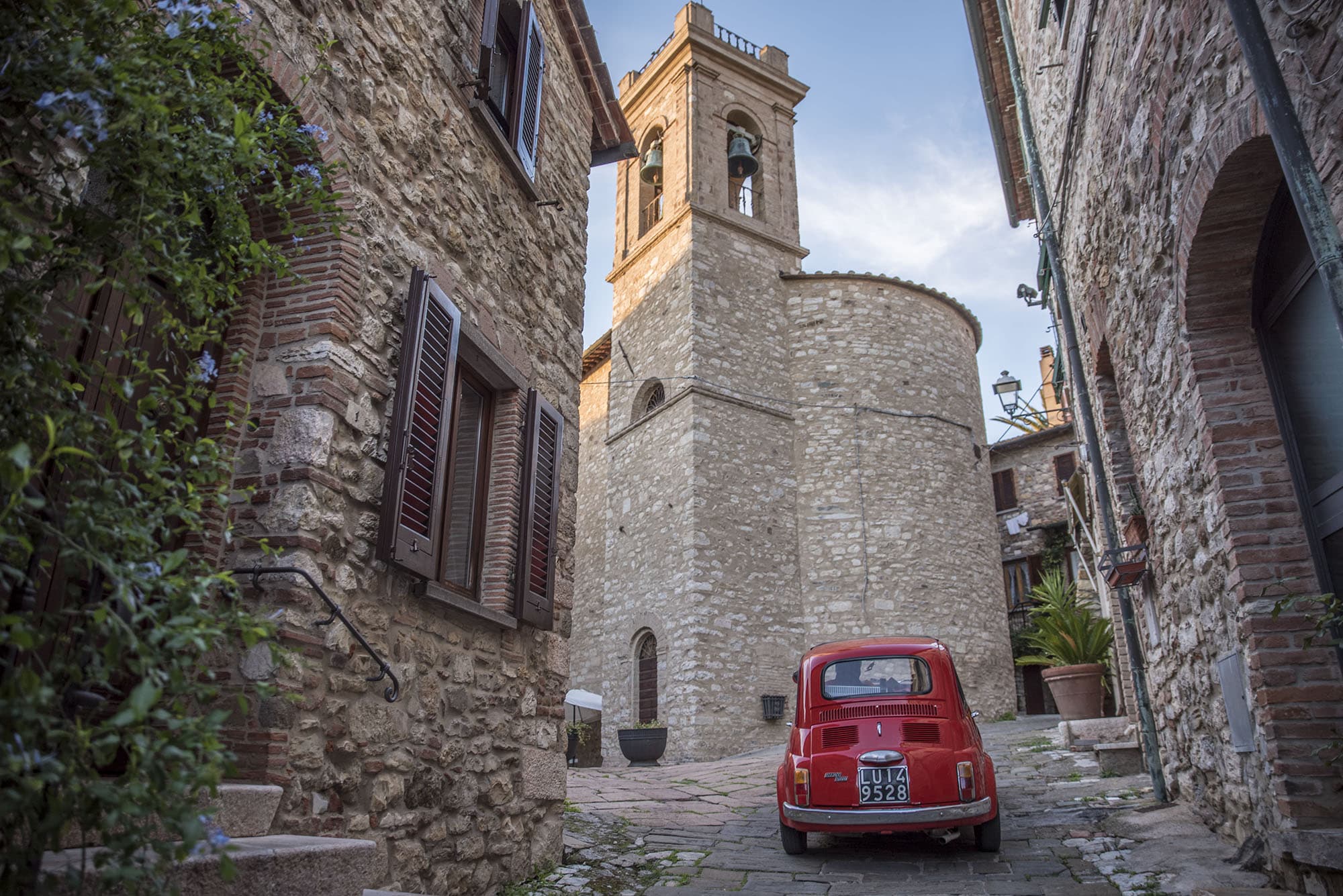 Un gioiello tra colline e mare